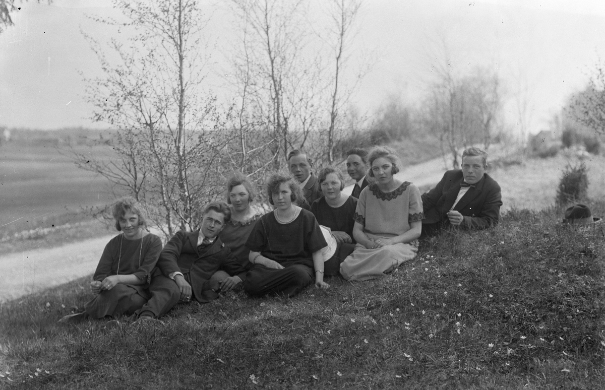 Från vänster okänd, Ivar Åsberg, Elsa Lindqvist, Margit Åsberg, Oskar Lindström, Eivor gift Ek, okänd och Astrid Lindqvist