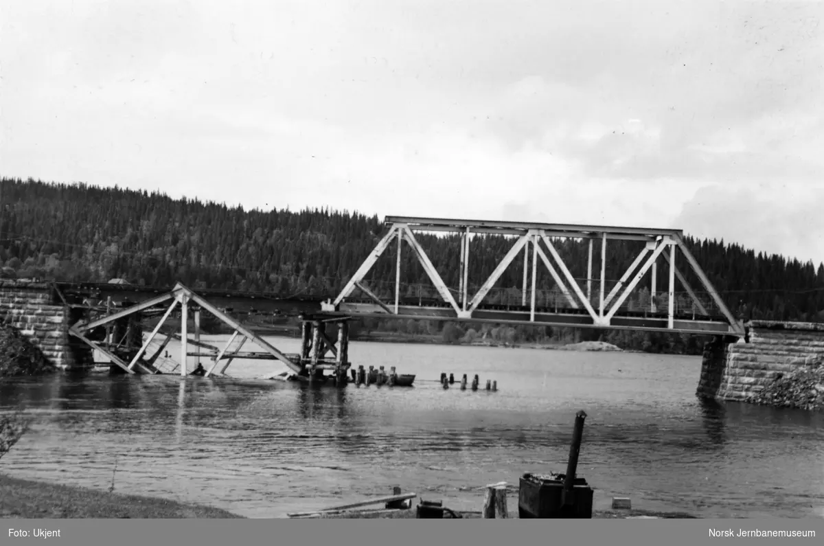 Bru over Snåsavatnet ved Sunnan etter sprengningen 23. april 1940