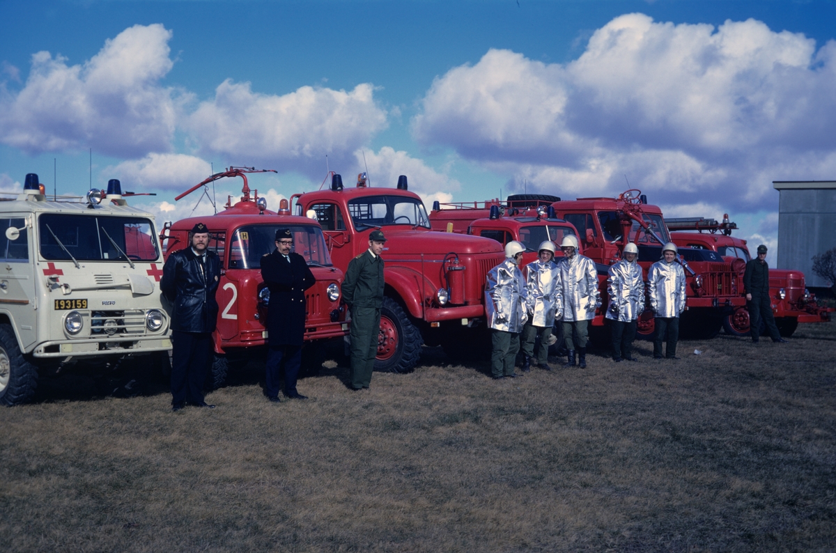 Fordon och personal ur brandkåren på F 3 Östgöta flygflottilj står uppställda på Malmens flygfält, våren 1973.