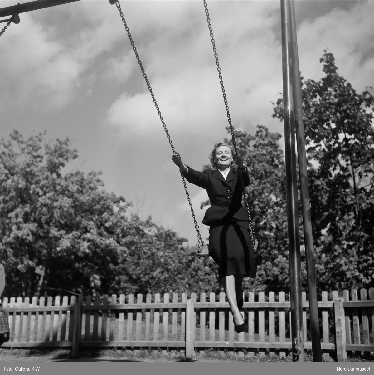 Författarinnan Astrid Lindgren gungar i Vasaparken.