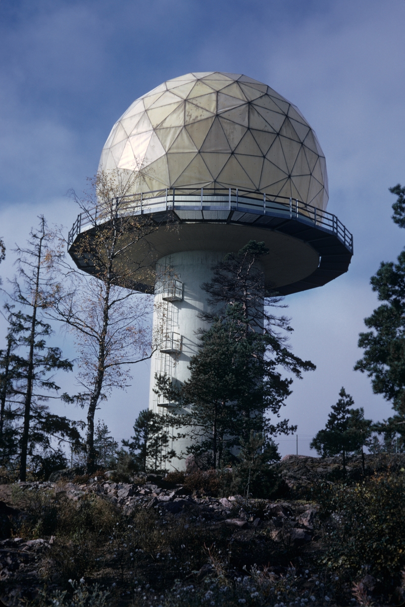 Exteriör av radarstation PS-810F vid Getsjötorp i Kolmården, hösten 1973. Serie om 3 bilder.