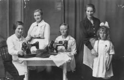 Unge damer fra Tranøy i sylære i Tromsø 1921.