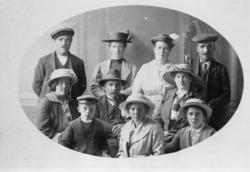 Gruppe av menn og kvinner fra Stonglandet.