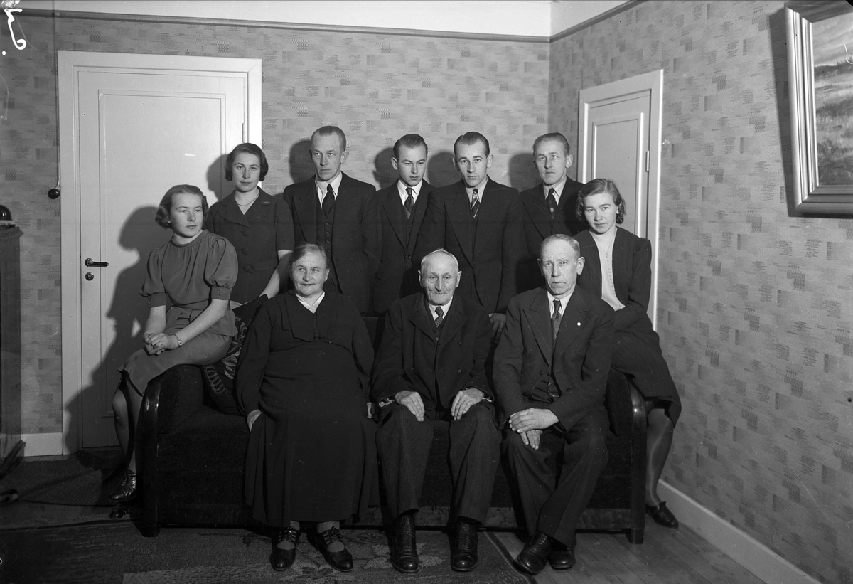 "Fru Pettersson 60 år", grupp i hemmet i Storvreta, Uppland 1938