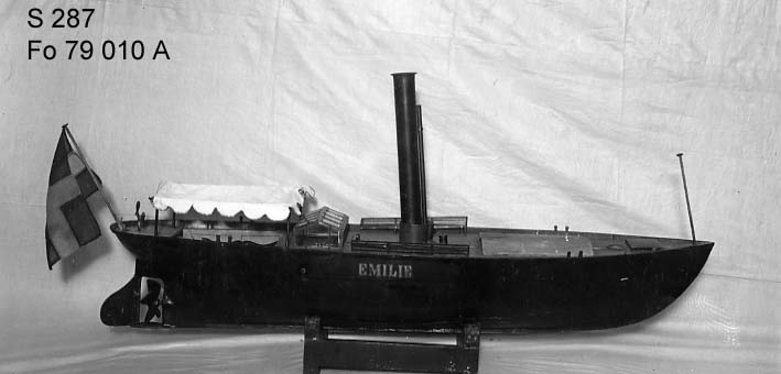 Fartygsmodell av EMILIE. Liten 'balansmaskin”, ångpanna, skorsten av koppar, ångrör av mässing.