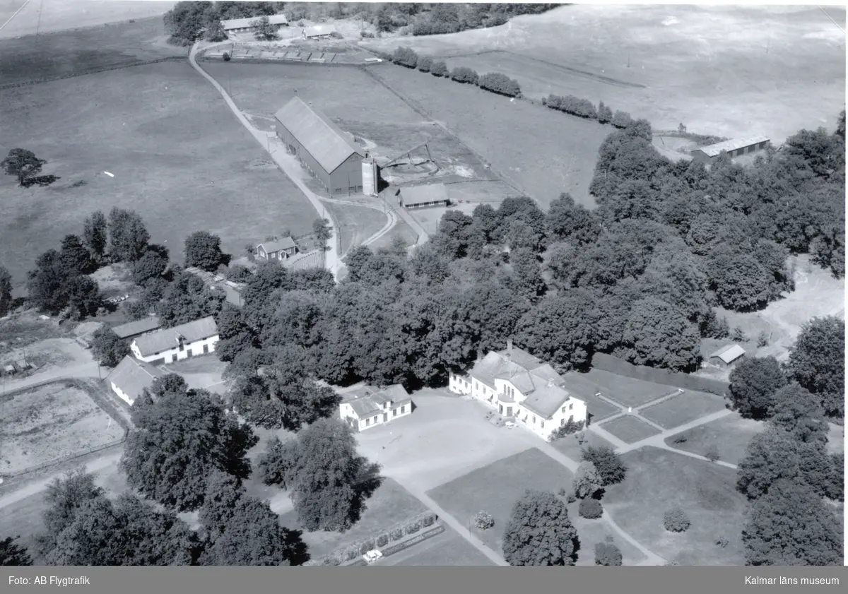 Flygfoto över Ryssbylund med en bondgård och åkrar.