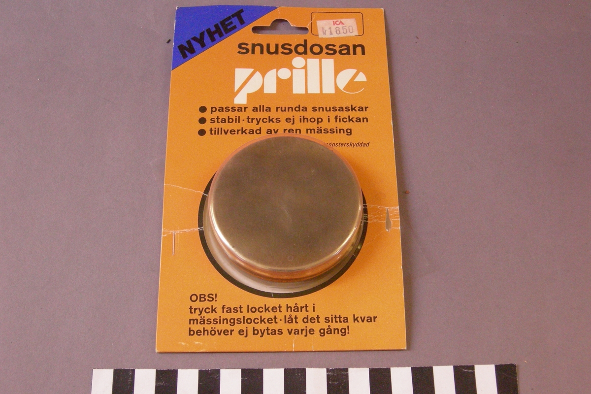 "Snusdosan Prille"
Rund snusdosa i mässing, tänkt att användas utanpå runda snusdosor av papp/plast.