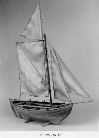 Fartygsmodell av "stafockare" för fiske. 1-mastad med spri och toppsegel, fock och klyvare, 2 par åror, pumpränna.