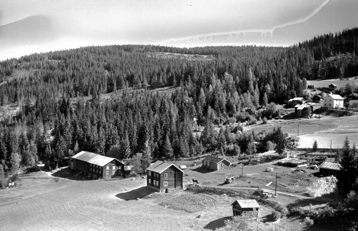 Lillehammer, Fåberg med gården Besserud. I bakgrunnen Dølden ...