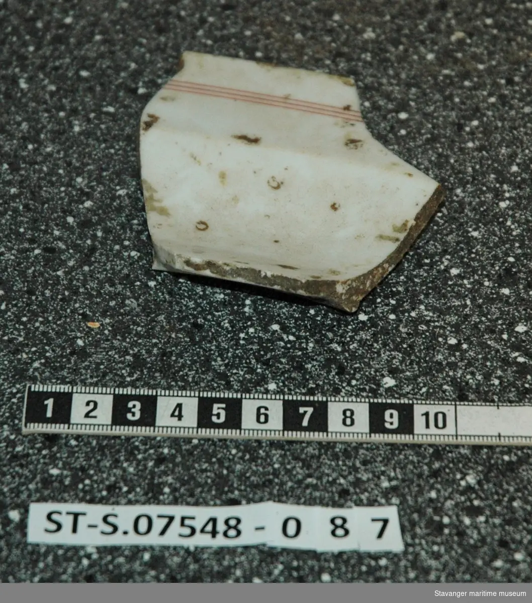 Fragment av keramikk, mulig skål eller fat. Sjakt 2, ca. 45cm dybde. 11.2.2016.