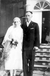 Brudebilde av Alfhild f.1911 og Arne Hansen f.1904. 
Vangsv