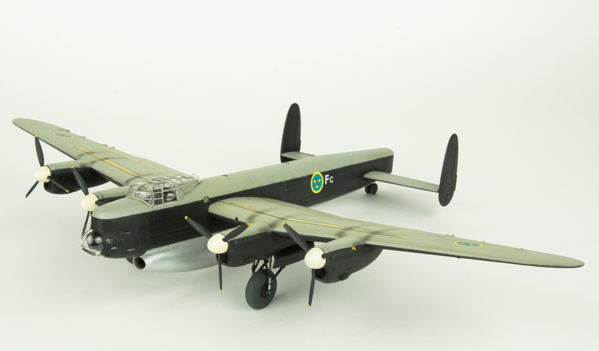 Flygplansmodell i skala 1:72 föreställande Tp 80, Avro Lancaster B.Mk.1.