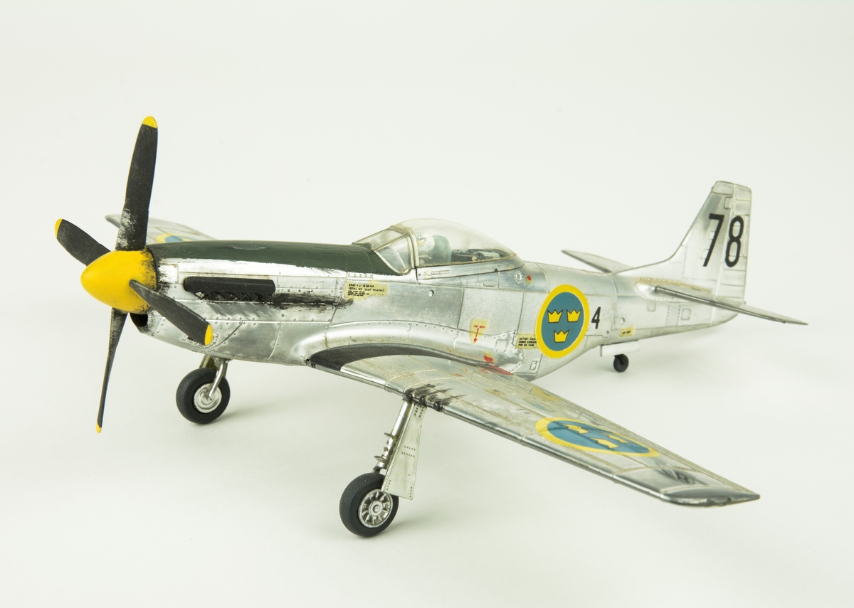 Flygplansmodell i skala 1:48 föreställande J 26, North American P-51D Mustang.