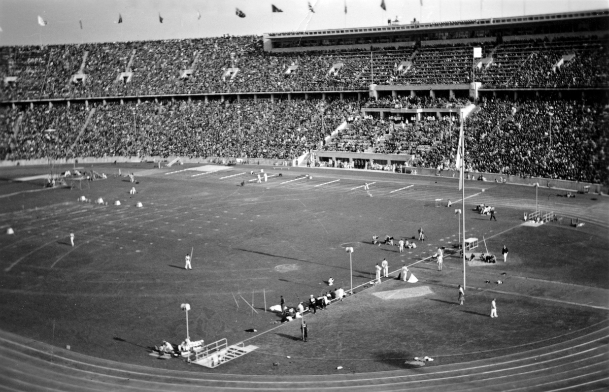 Från OS i Berlin år 1936. Bild från läktaren i stadion, över tävlingarna. Okänd fotograf, men sannolikt Orvar Lindblom, Köpings gymnastikförening.