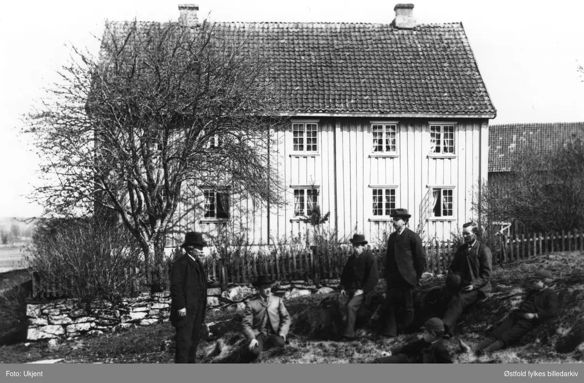 Våningshuset på gården Bråte vestre i Hobøl ca. 1880. Eier H.C. Bottolfsen lengst til venstre. Ingen navn på de andre personene.