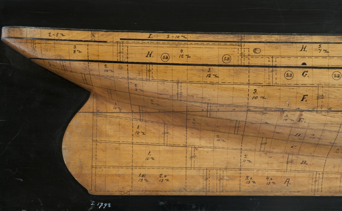 Halvmodell av ABRAHAM RYDBERG i skala 1/32 visande skrovform med markeringar för plåtstråk m.m. Styrbords sida.
Övningsfartyg för Rydbergska stiftelsen. Best. No 3 F.