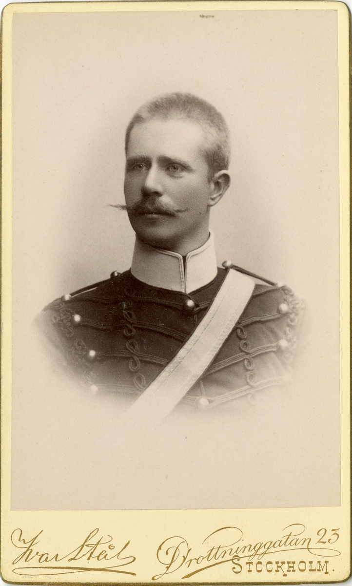 Porträtt av Nils Patrik Wilhelm Vult von Steijern, officer vid Wendes artilleriregemente A 3.
Se även bild AMA.0008636 och AMA.0009475.
