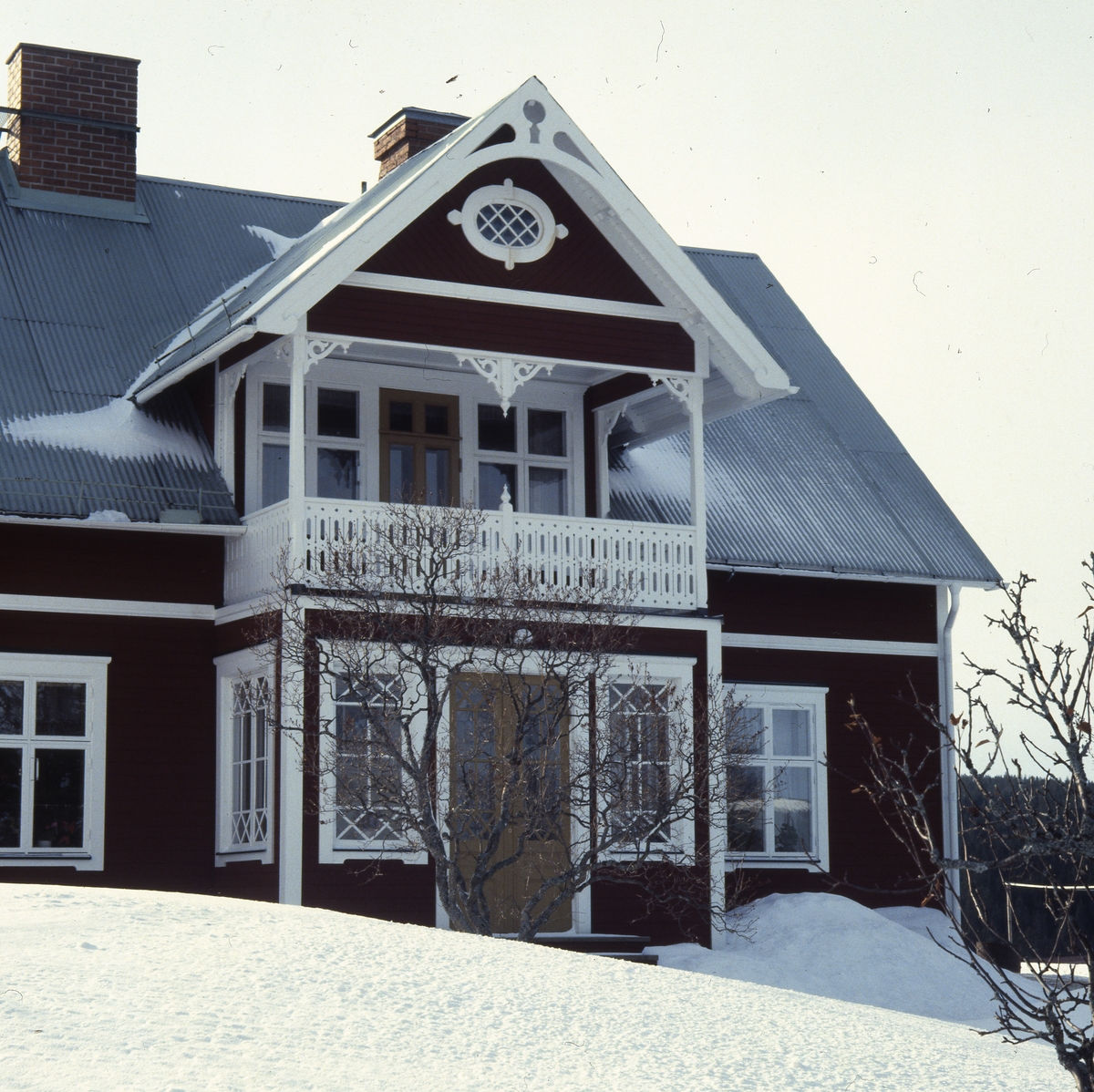 Huset "Villa" i Flästa i Arbrå i vinterskrud, 1982. Huset är rikt dekorerat med snickarglädje på förstukvist och balkong.