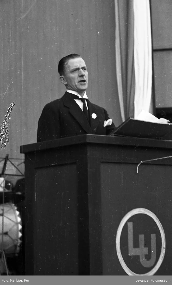 Mann holder tale unde Kronprins Olavbesøk i Levanger under byjubileet i 1936