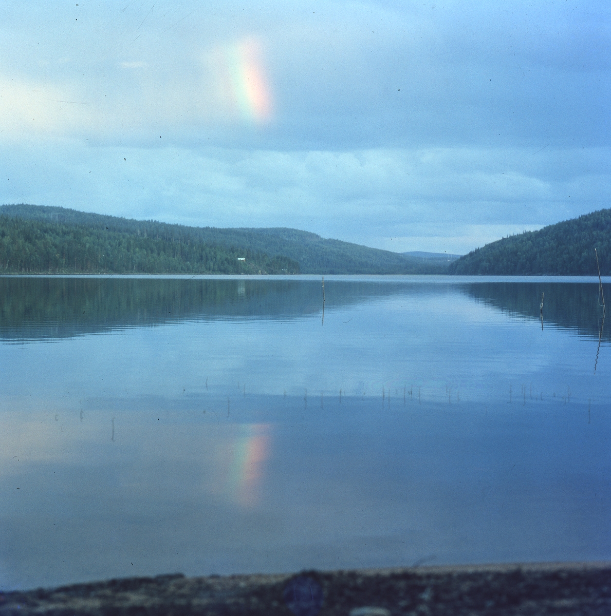 Ljusfenomen på himlen som speglar sig på sjön Ängratörns yta.