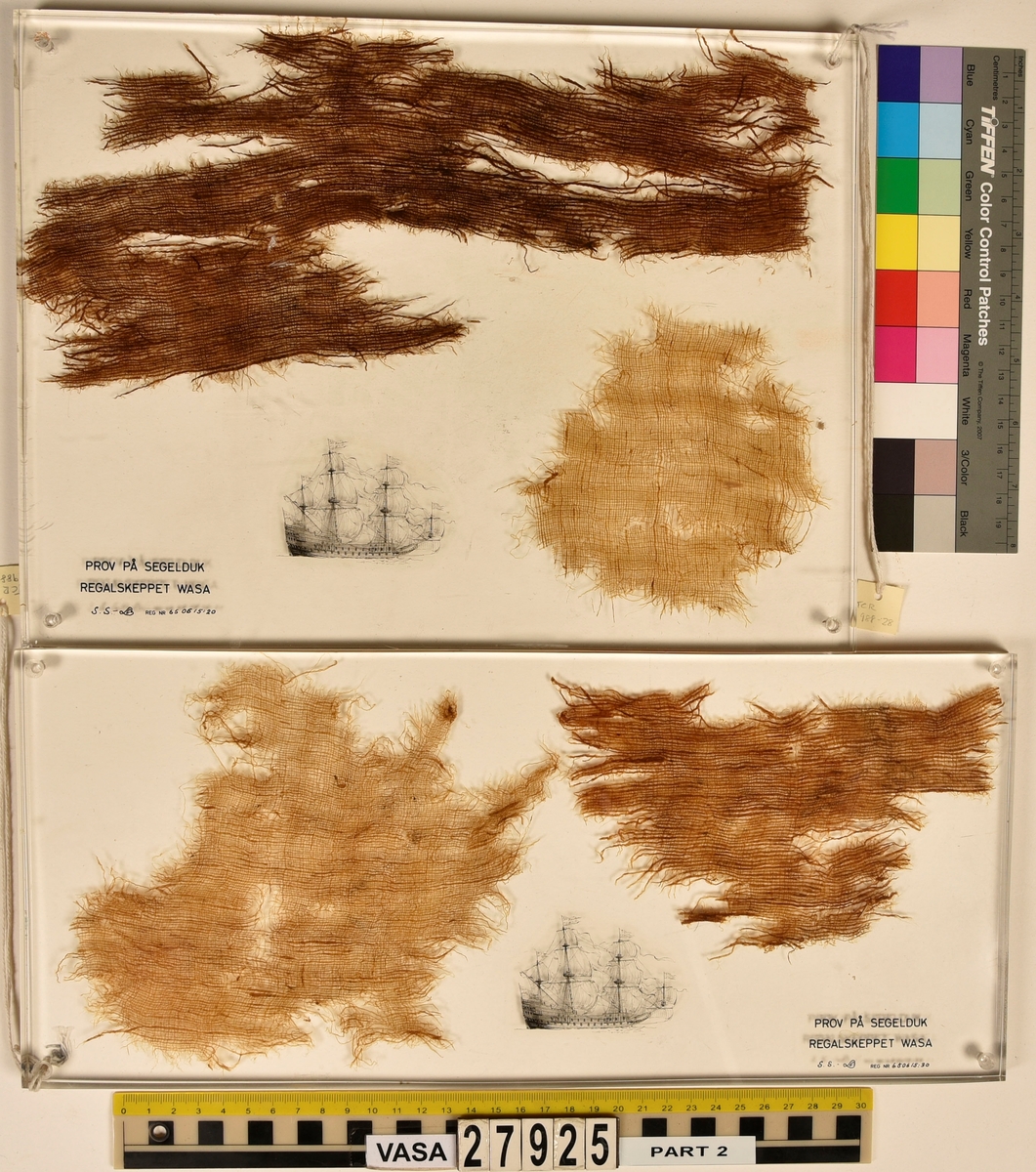 Plastingjutna fragment av segel och knopar med text på över vad de föreställer.
19 stycken av plastgjutningarna innehåller segelfragment och 3 stycken innehåller knopar.