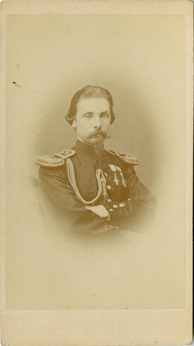 Porträtt av Carl Ludvig Henning Thulstrup, löjtnant vid Generalstaben.

Se även bild AMA.0006195.
