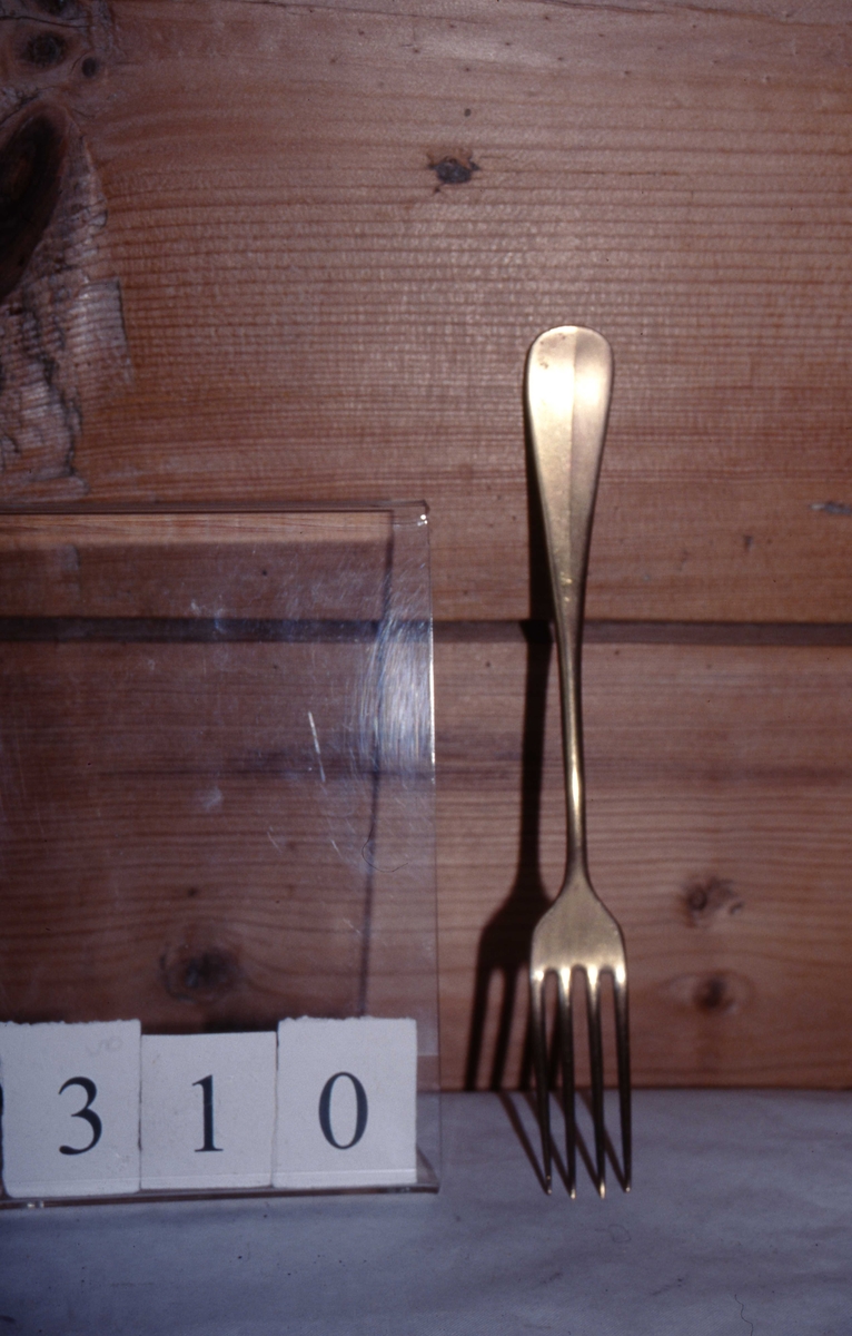 Form: gaffel med 4 lange tindar
