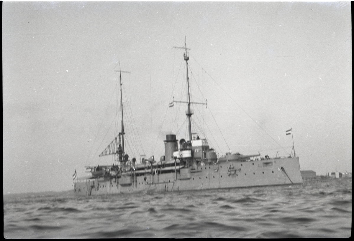 Holländska pansarskeppet JACOB VAN HEEMSKERCK i Karlskrona 1929