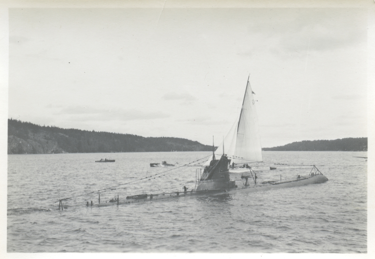 Från Örlogflottans Ungdomsdag i Saltsjöbaden 8 september 1929. I förgrunden ubåten ILLERN, bakom denna skymtar 12m-jakten BEDUIN II.