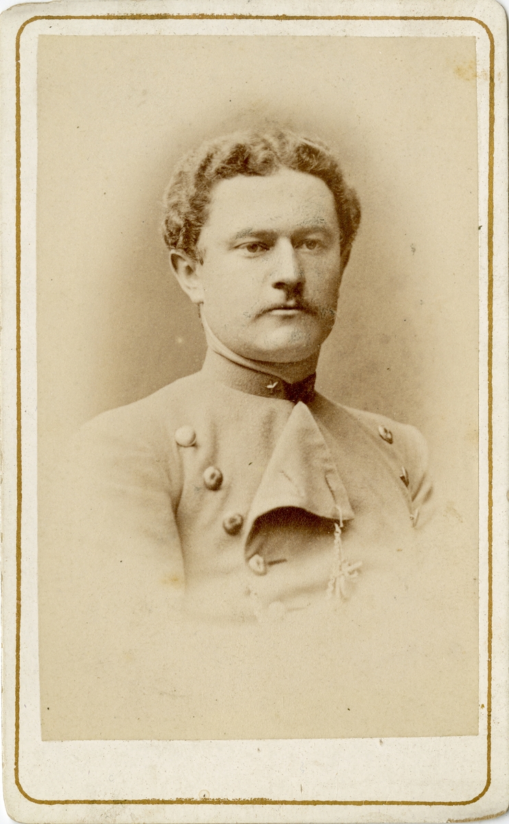 Porträtt av Thure Carl Otto Sandelin, löjtnant vid Fortifikationen.
Se även AMA.0009655.