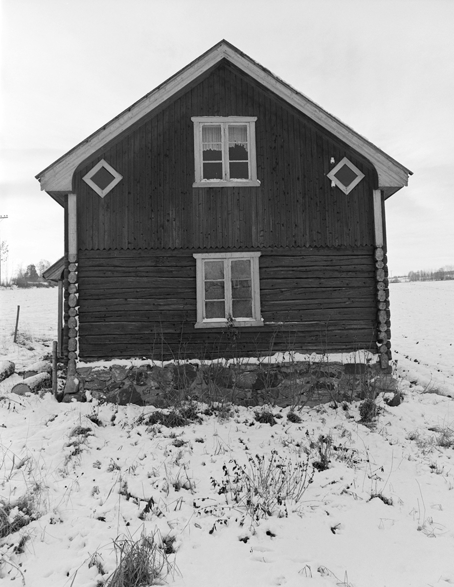 Øvre Eikstua, husmannsplass Helgøya. 540-1. Se Nes Bygdebok, andre bind, del 2. s. 204.
