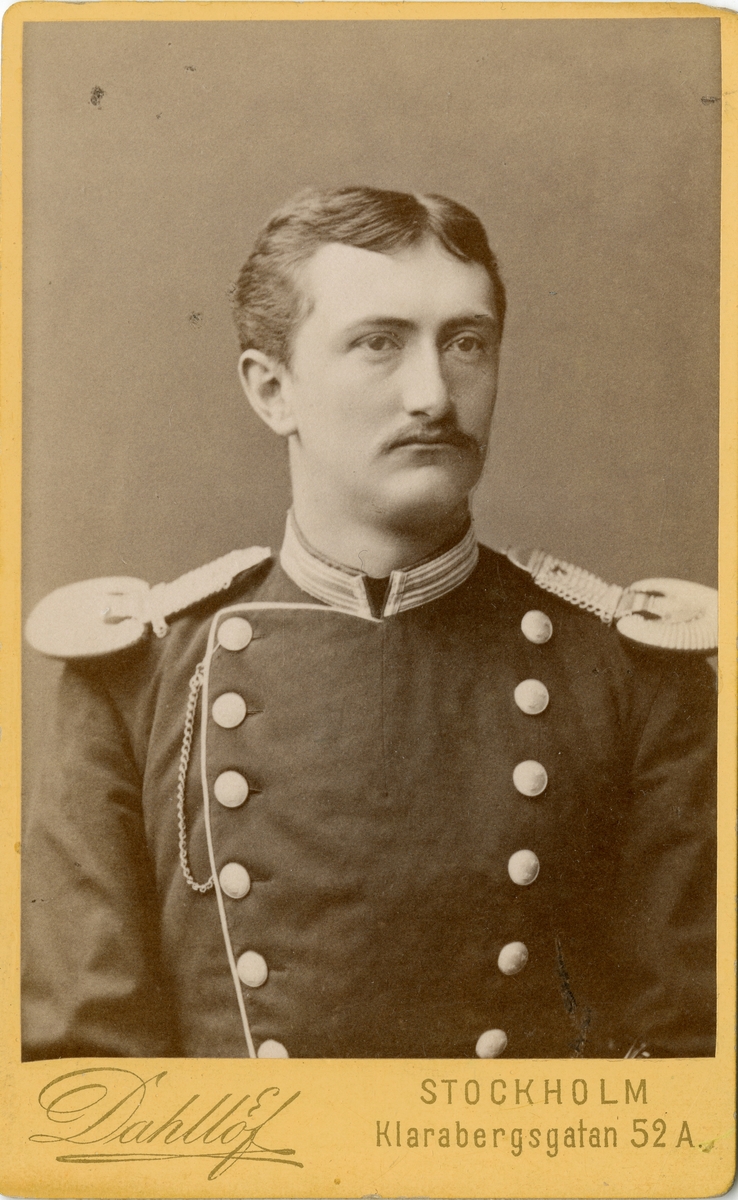 Porträtt av Per Adolf Emil Mohlin, officer vid Första livgrenadjärregementet I 4.

Se även bild AMA.0021742 och AMA.0021770.