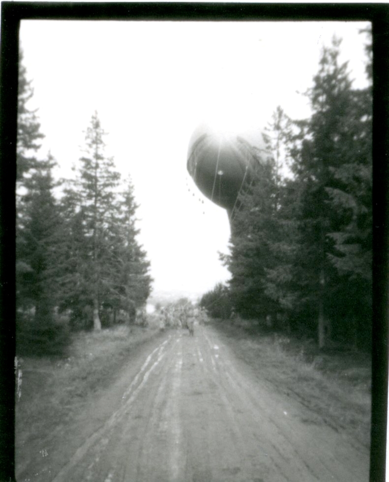 Ballongen förflyttas längs en väg.