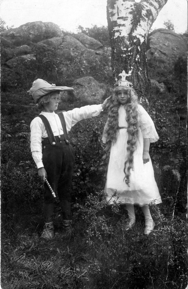 Teaterföreställning för barn på Skansen i Stockholm, "Mats, Petter och prinsessan som fick trollöron", ett sagospel av John Bauer. Urpremiär:
1915-06-23.