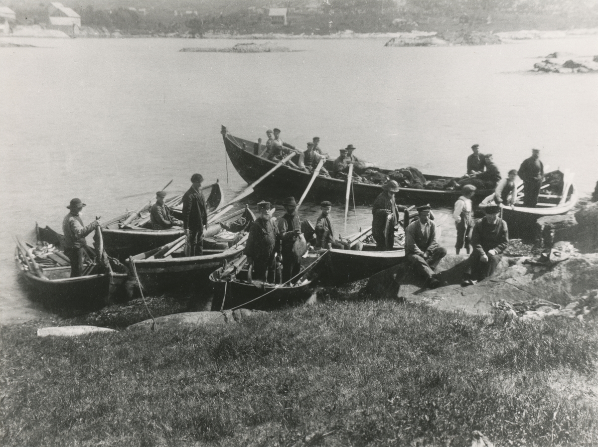 Gruppeportrett av Berges Posenotlag i båtene med forskjellig utstyr og fangst.