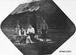 Kvinner, gutt, foran seterstue, hund. Karlshaugvollen ca 191