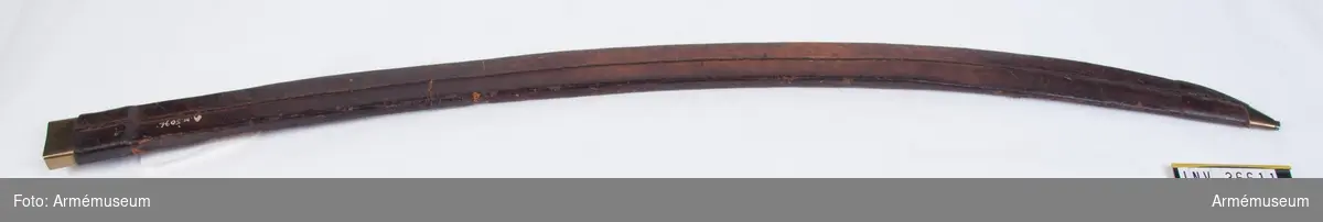 Grupp D II.
Balja till sabel m/1759 för beridna jägare.
Baljan är klädd med brunt läder, vilket delvis betäcker både doppskon och munblecket. Bägge dessa beslag är av mässing. Munblecket har koppelhake och doppskon är nedtill skodd av stål. På baljan utsida finns Krigskollegiums sigill i rött lack, mycket skadat, och strax under koppelhaket är en påklistrad lapp, som har en påskrift i tre rader. På första raden står "1759 års", på andra raden "Jägare", men inskriften på tredje raden är oläslig och kan ha varit antingen "Sabel" eller "Balja". Den påklistrade lappen döljer delvis en på själva baljan gjord påskrift, av vilken endast årtalet 1759 är läslig. Den sistnämnde påskriften kan antingen betyda modellåret eller, och mera sannolikare liksom på AM 1932:5079, det årtal, då påskriften gjordes. Bilaga.