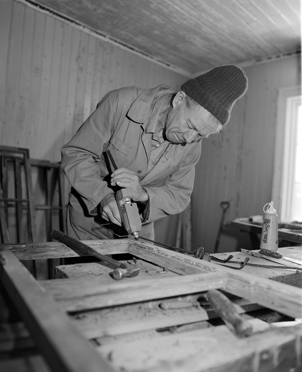 Klevfos Industrimuseum, Ådalsbruk, Løten. Otto Østlund restaurerer vinduer.