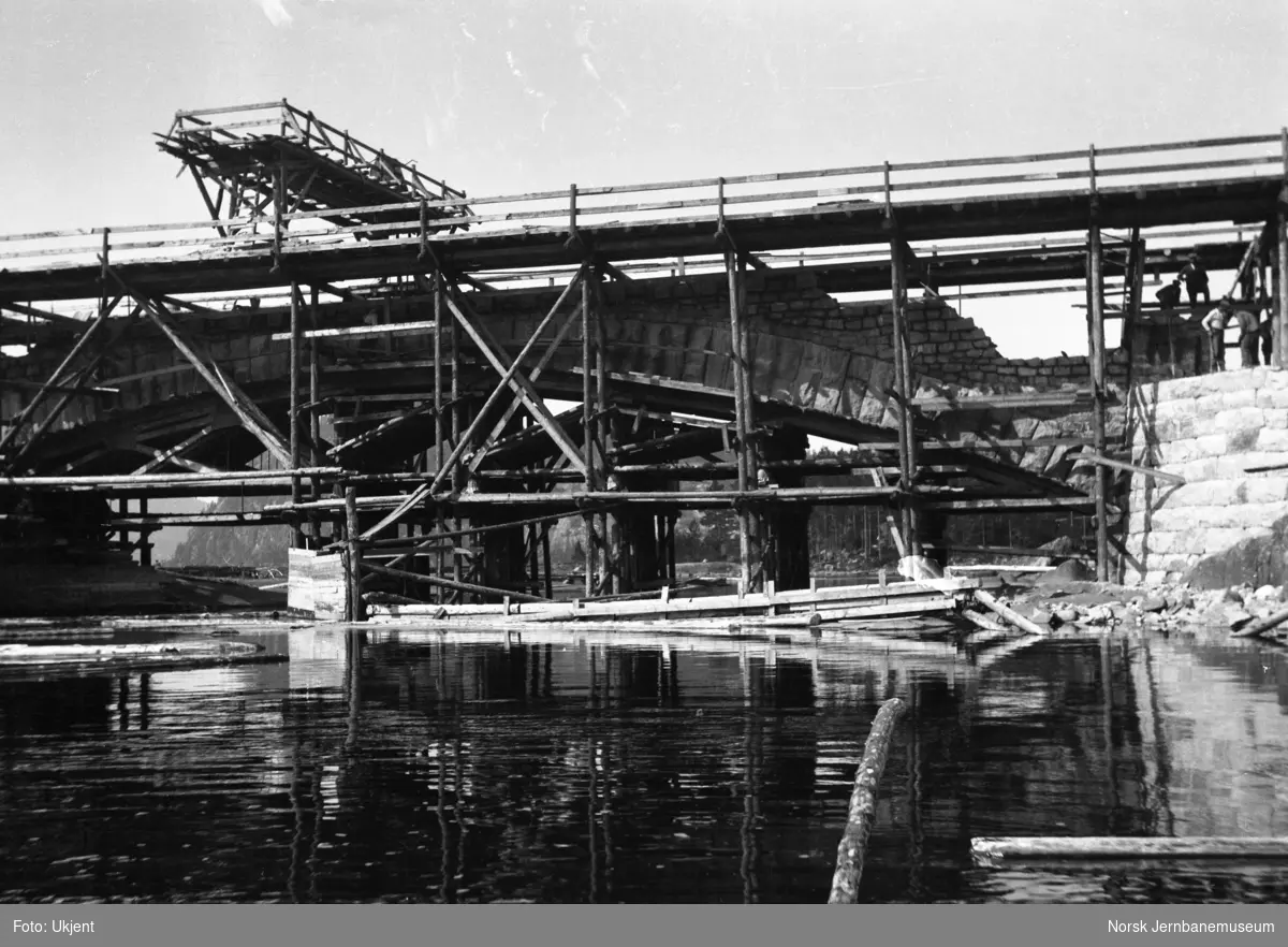 Høgefoss bru under bygging - like før stillaset ble revet