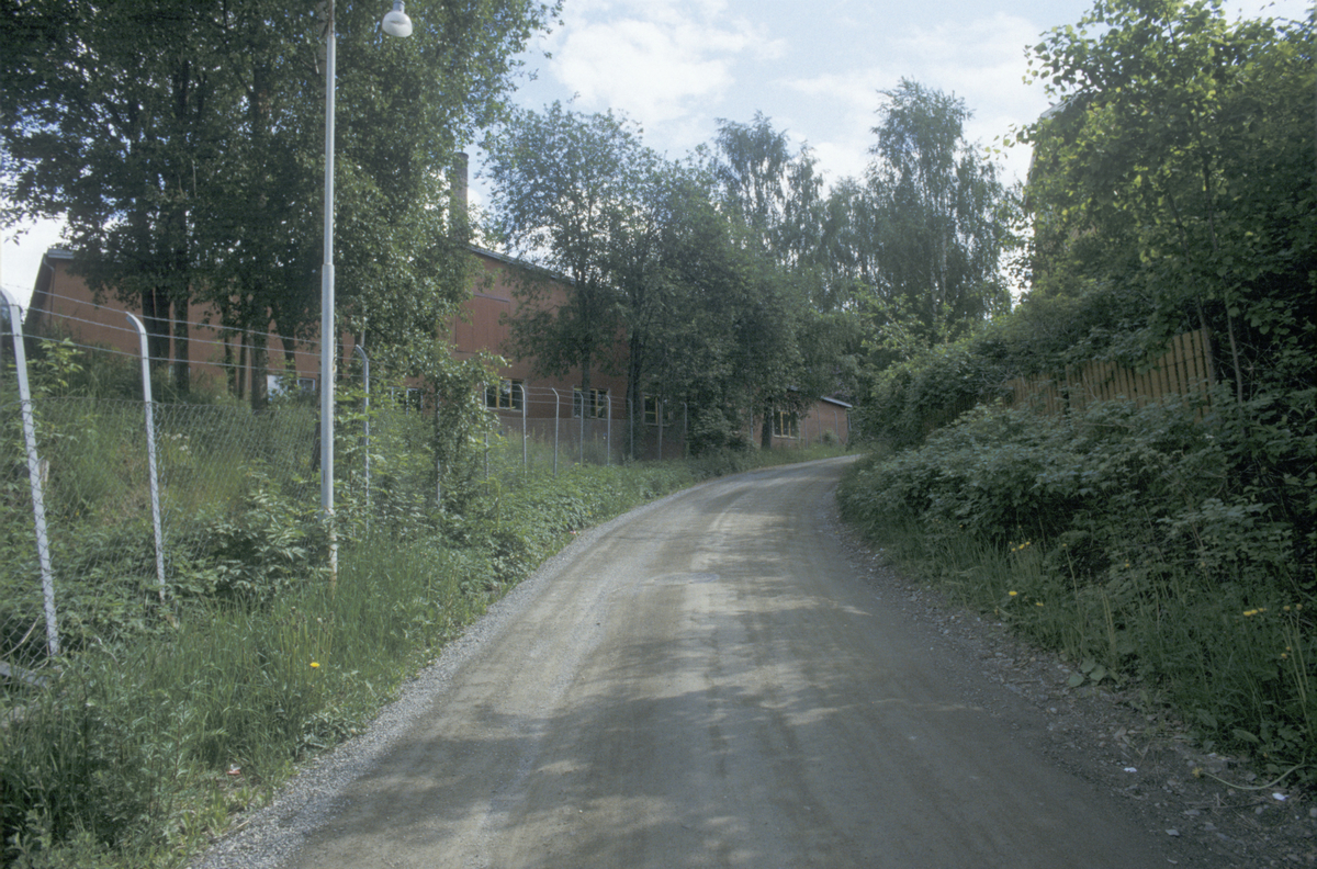 Lillehammer, Sorgendal, veg med fabrikkbygning. Antatt gamle fargeriet ved Gudbrandsdalens Uldvarefabrikk A/S. Vegen ble senere lagt om.