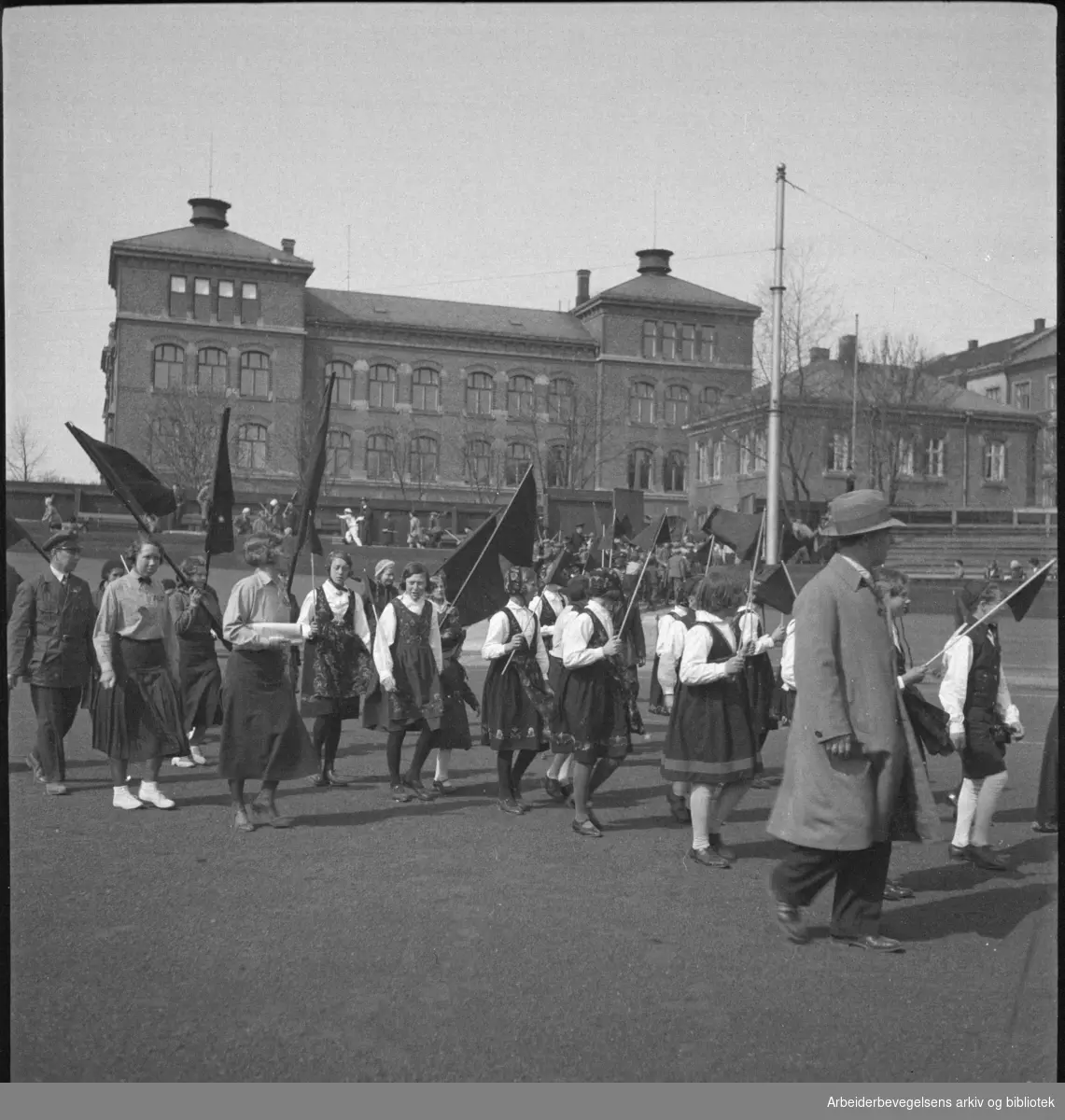 1. Mai 1932 på Dælenenga i Oslo. Grünerløkka skole i bakgrunnen.