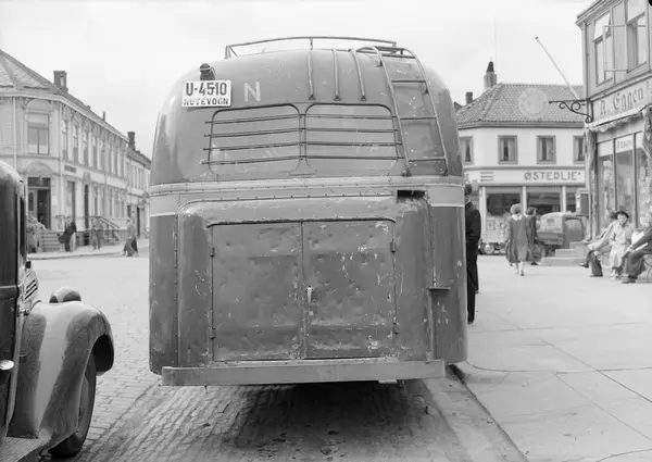 Busser fotografert bakfra i Dronningens gate