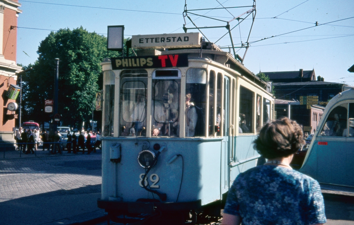 Sporvogn 82 på rute 6 på Jernbanetorget. Dette var siste dag de klassiske toakslede Kristiania-trikkene gikk i ordinær rutetrafikk i Oslo.