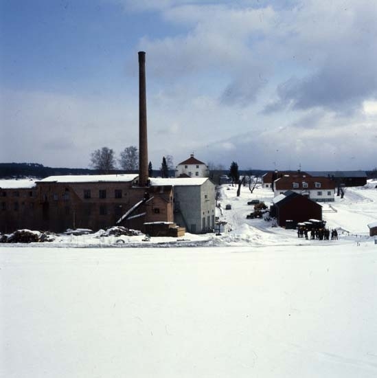 Midnäs-skorstenen före sprängningen 22 mars 1984.