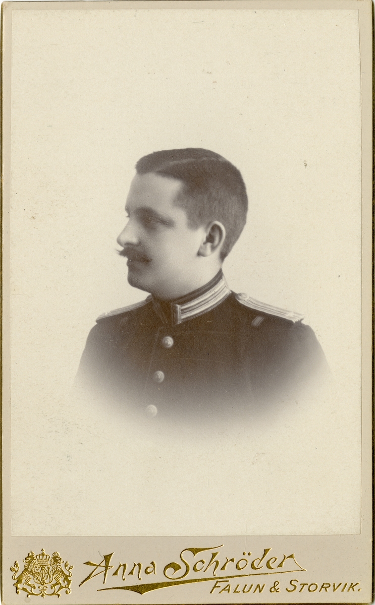 Porträtt av Anders Gustaf Nilsson-Hiort, underlöjtnant vid Västernorrlands regemente I 28.
Se även AMA.0009835.