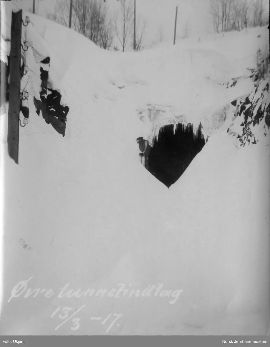 En nedsnødd Treungenbane ved øvre tunnelinnslag Barbu tunnel, mars 1917