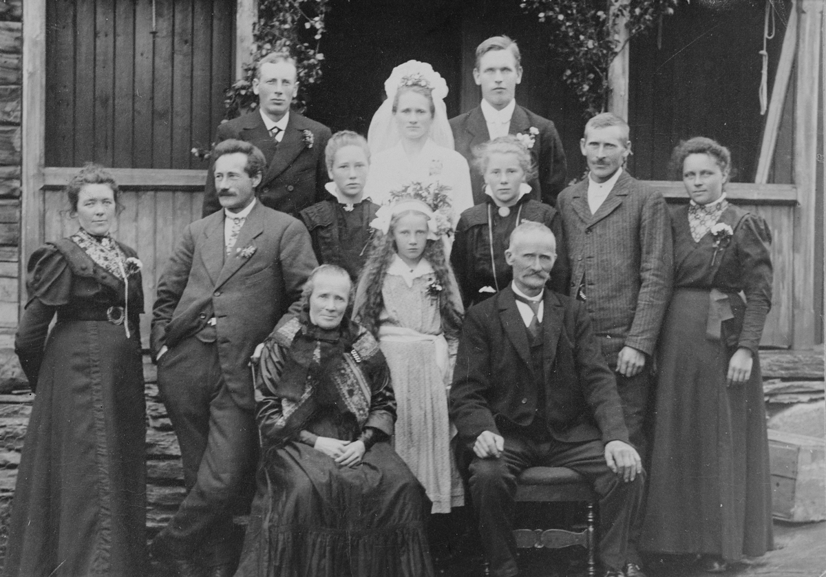 Gruppeportrett av brudepar med brudens familie, september 1917
