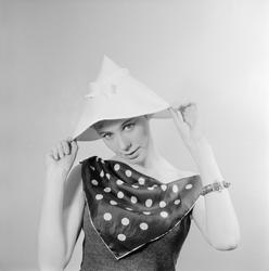 Henny Moan i hvit, spiss hatt.