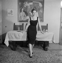 Skuespiller Bente Børsum viser moteklær.