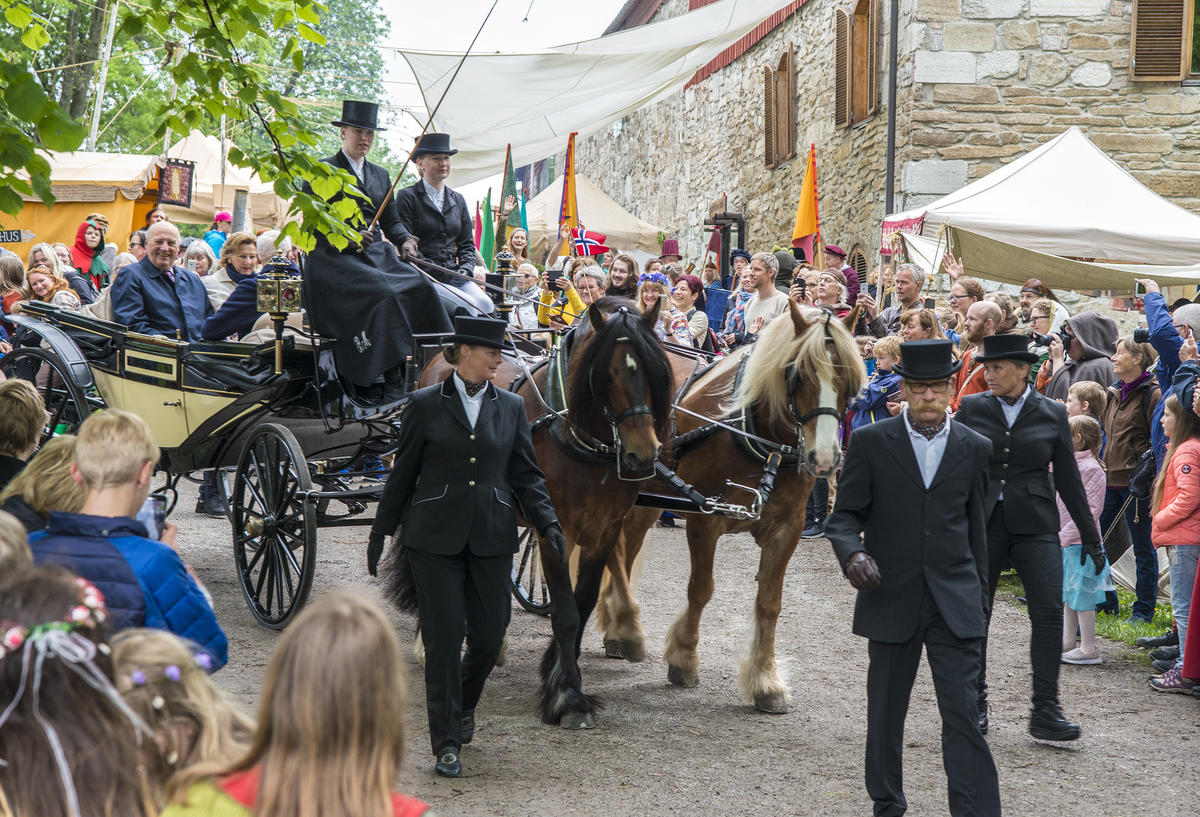Hestene trakk landaueren med kongeparet ombord gjennom markedsgata på Hamar Middelalderfestival. (Foto/Photo)